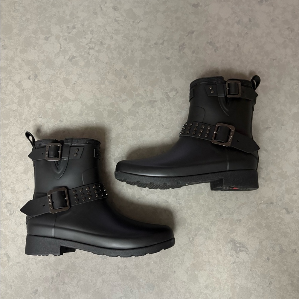 LIKE NEW Hunter Refined Black Studded Rain Boots Size 5